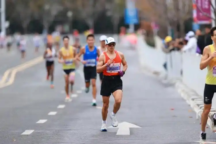 陪跑一场6000元，马拉松赛场上奔跑的“私兔”什么来头